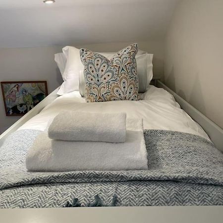 Holly Cottage, 2, Northbrook Park, Farnham-Up To 6 Adults ภายนอก รูปภาพ