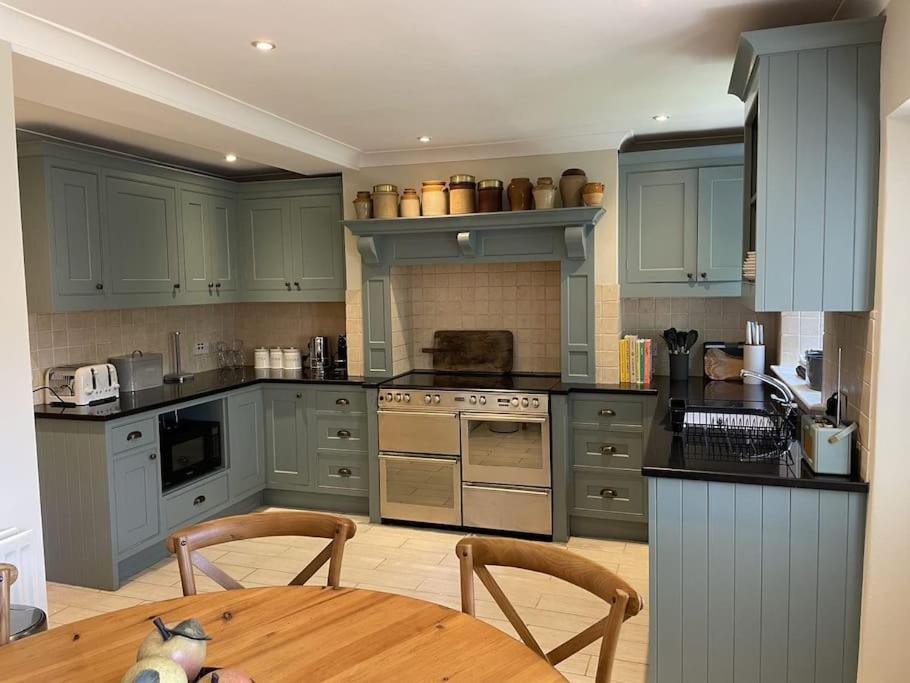 Holly Cottage, 2, Northbrook Park, Farnham-Up To 6 Adults ภายนอก รูปภาพ