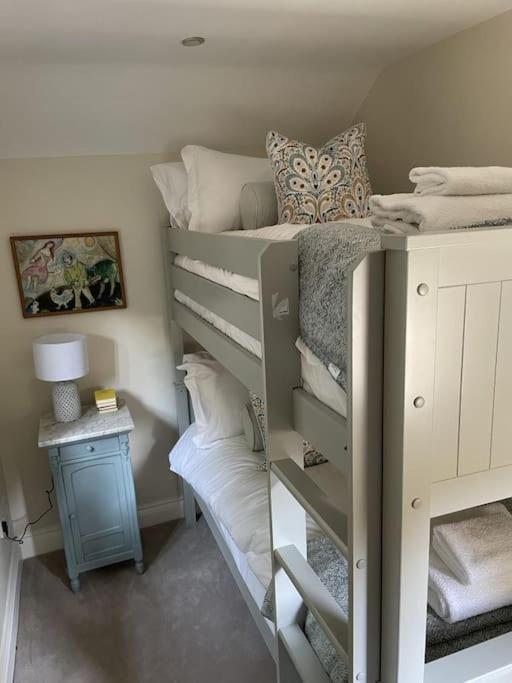 Holly Cottage, 2, Northbrook Park, Farnham-Up To 6 Adults ภายนอก รูปภาพ