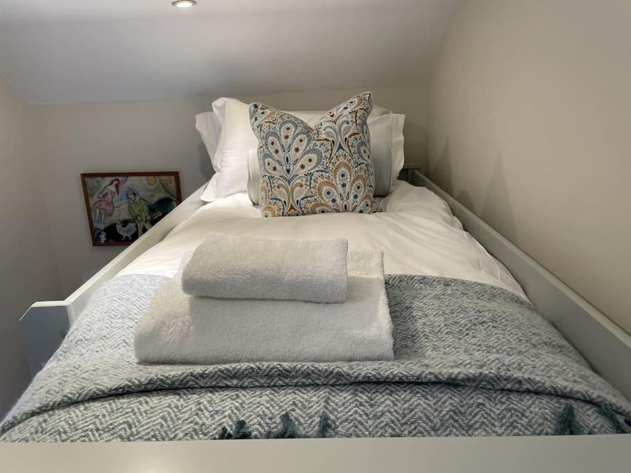 Holly Cottage, 2, Northbrook Park, Farnham-Up To 6 Adults ภายนอก รูปภาพ