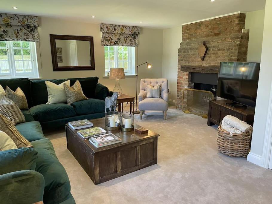 Holly Cottage, 2, Northbrook Park, Farnham-Up To 6 Adults ภายนอก รูปภาพ