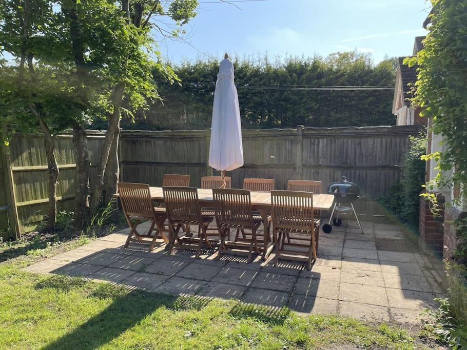 Holly Cottage, 2, Northbrook Park, Farnham-Up To 6 Adults ภายนอก รูปภาพ